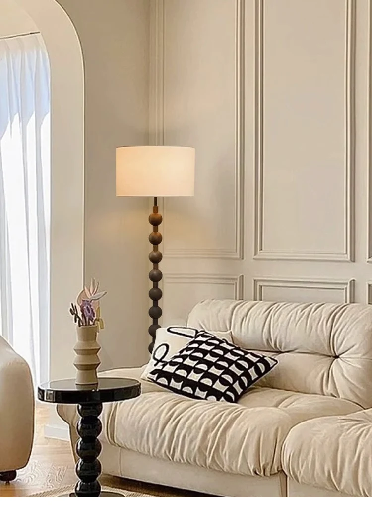 Minimalistyczna falista lampa stojąca w stylu japandi