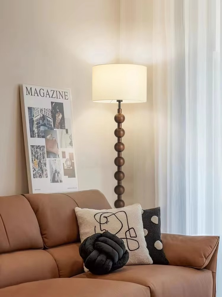 Minimalistyczna falista lampa stojąca w stylu japandi