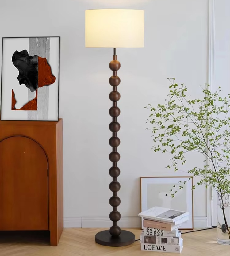 Minimalistyczna falista lampa stojąca w stylu japandi