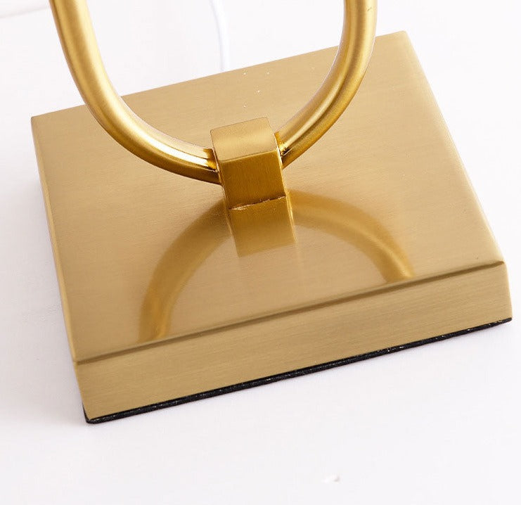 Minimalistyczna nowoczesna lampa stołowa w kolorze złotym