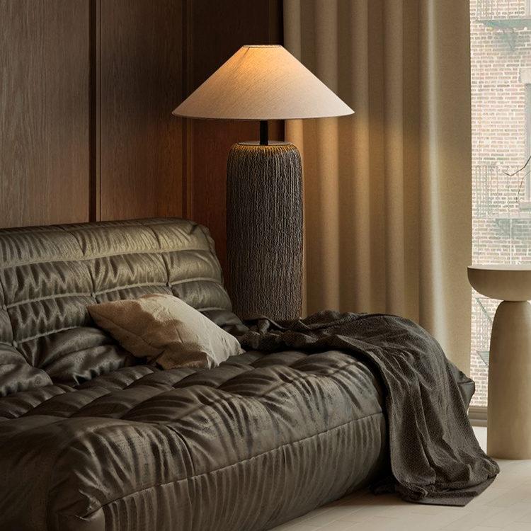 Lampa stojąca w stylu starożytnym