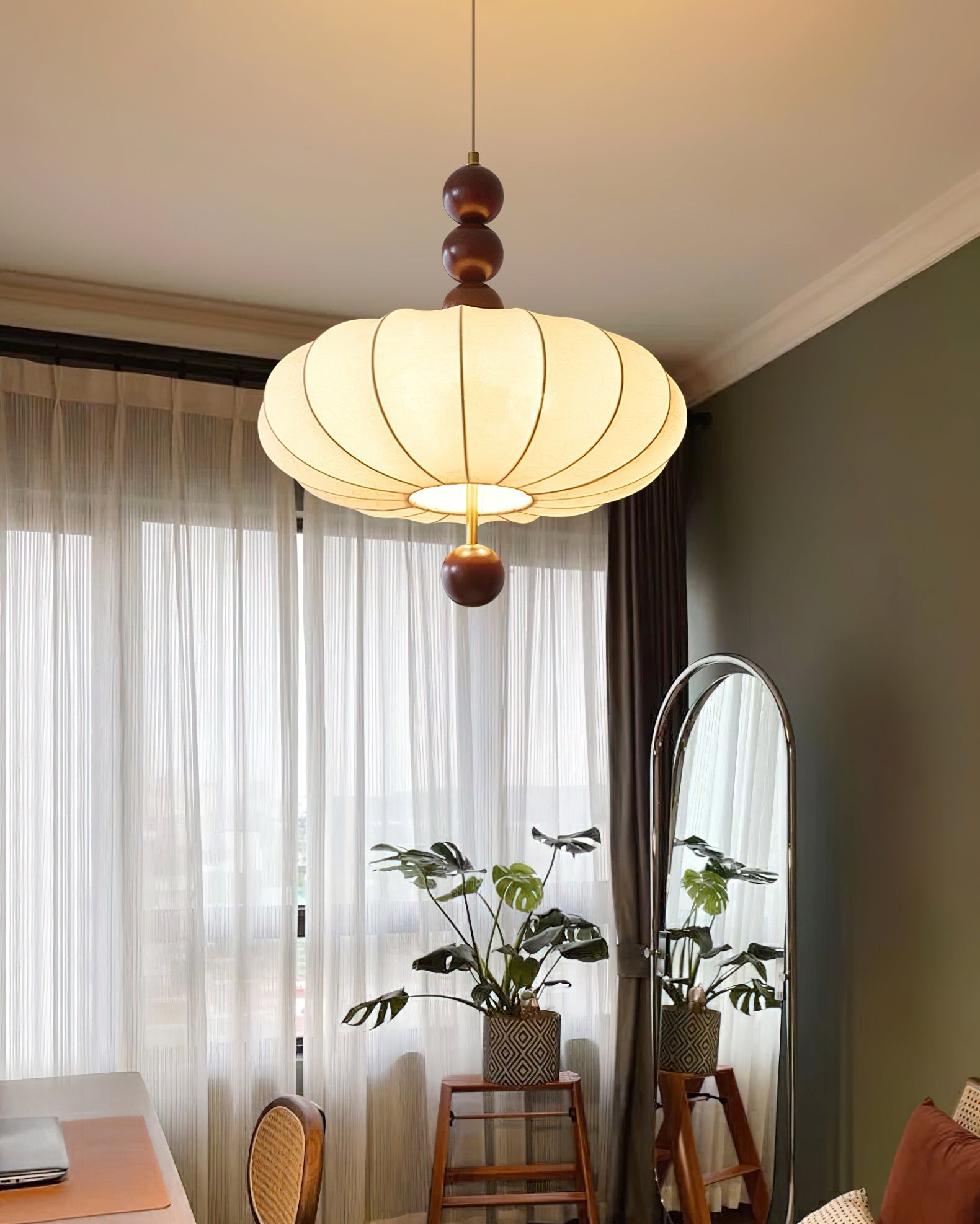 Lampa sufitowa w stylu japandi z połowy wieku