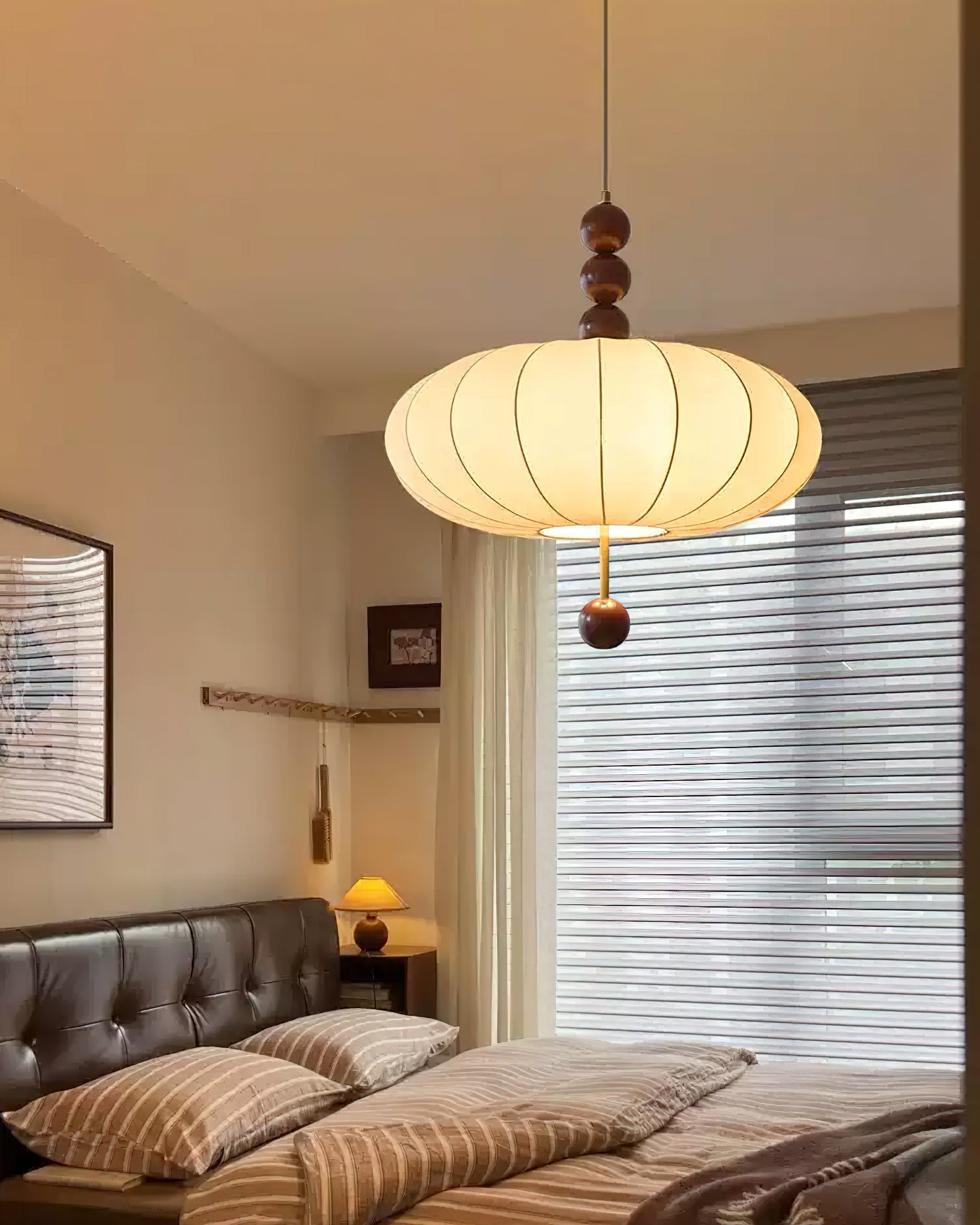 Lampa sufitowa w stylu japandi z połowy wieku