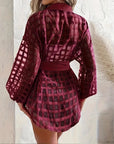 Blusa para mujer color rojo vino con detalle de cordones y cintura definida – Cuello con solapa, manga larga, estilo elegante.