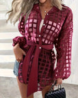 Blusa para mujer color rojo vino con detalle de cordones y cintura definida – Cuello con solapa, manga larga, estilo elegante.