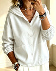 Chaqueta de mujer con capucha y botones, de corte holgado – un estilo desenfadado y cómodo, ideal para combinar con otras prendas