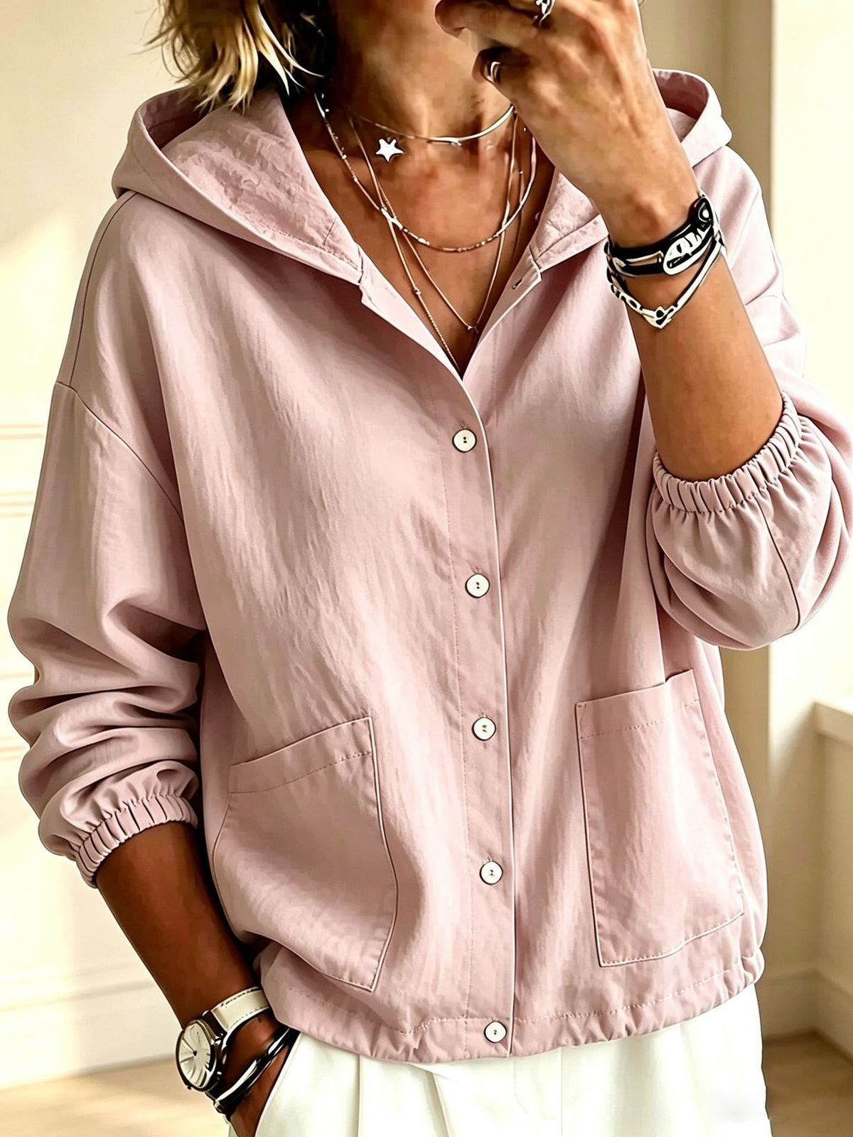 Chaqueta de mujer con capucha y botones, de corte holgado – un estilo desenfadado y cómodo, ideal para combinar con otras prendas