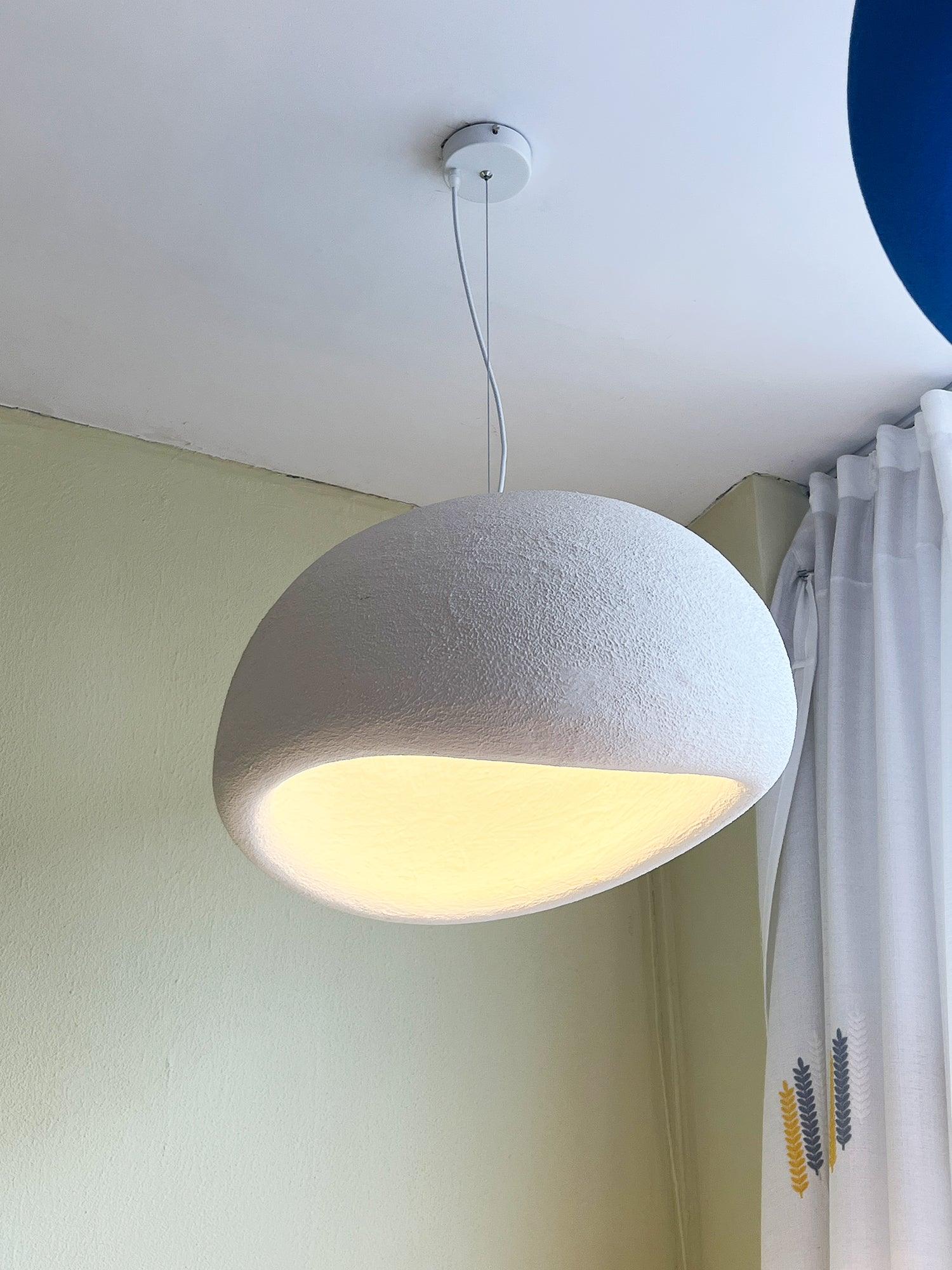 Minimalistyczna lampa sufitowa skandynawska w kształcie kamyka